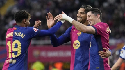 Los jugadores del Barcelona celebran el gol de Araujo durante el partido ante la Real Sociedad