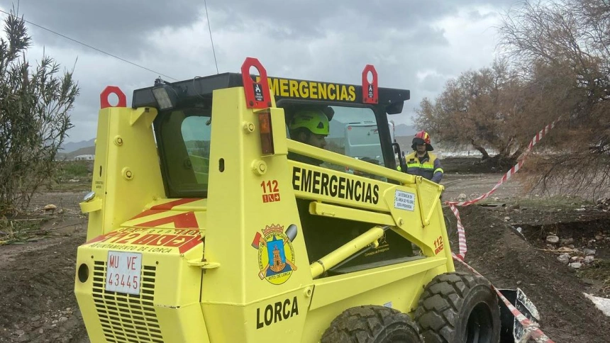 Un vehículo del servicio de Emergencias de Lorca retirando barro de una carretera