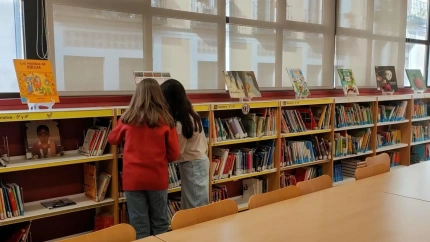 Dos alumnas en la biblioteca del CEIP Colegio Valdés