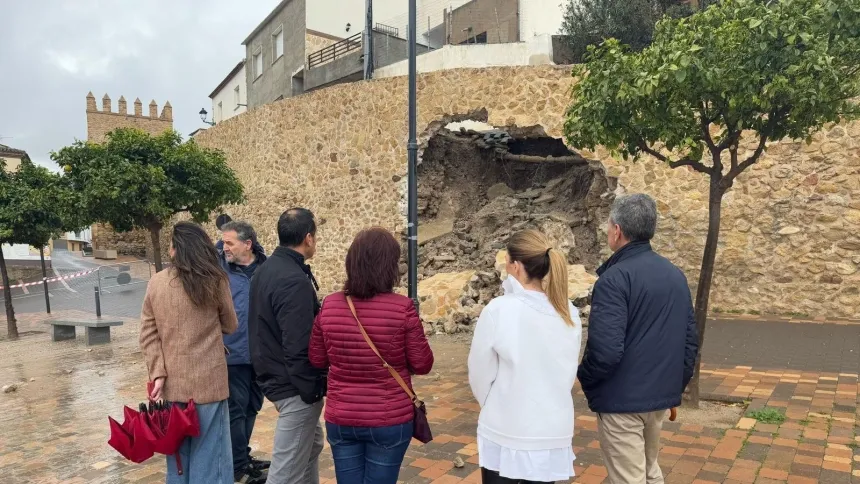 Concejales y técnicos ante el muro derrumbado junto a la muralla medieval