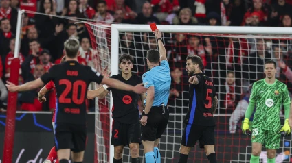 Cubarsi ve la tarjeta roja en el Benfica - Barcelona