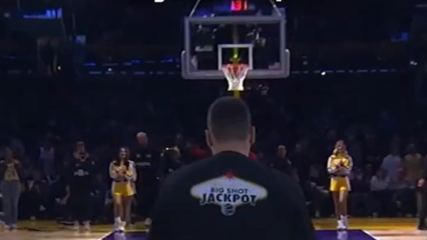 Fan de los Lakers lanzando a canasta