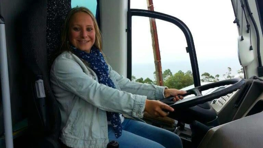 Iria en su bus escolar