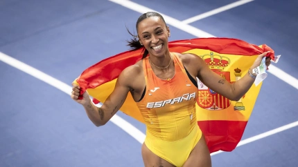 Ana Peleteiro celebra su triunfo en el Campeonato de Europa en pista cubierta.