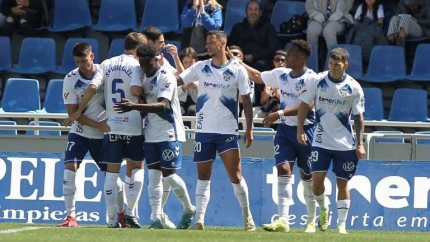 Los jugadores del Tenerife celebran un gol contra el Huesca.
