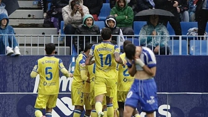 Los jugadores del Cádiz celebran un gol contra el Málaga.