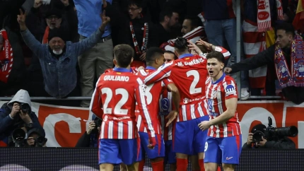 Los jugadores del Atlético celebran el gol de Gallagher contra el Real Madrid