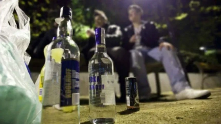 Jóvenes consumiendo alcohol