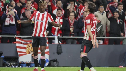 Nico Williams celebra el primer gol del Athletic contra la Roma en la Europa League