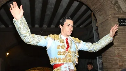 El Mene, en su salida a hombros este jueves en Valencia