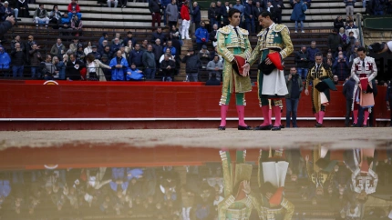 Miguel Ángel Perera y Paco Ureña inspeccionando el estado del ruedo del coso valenciano