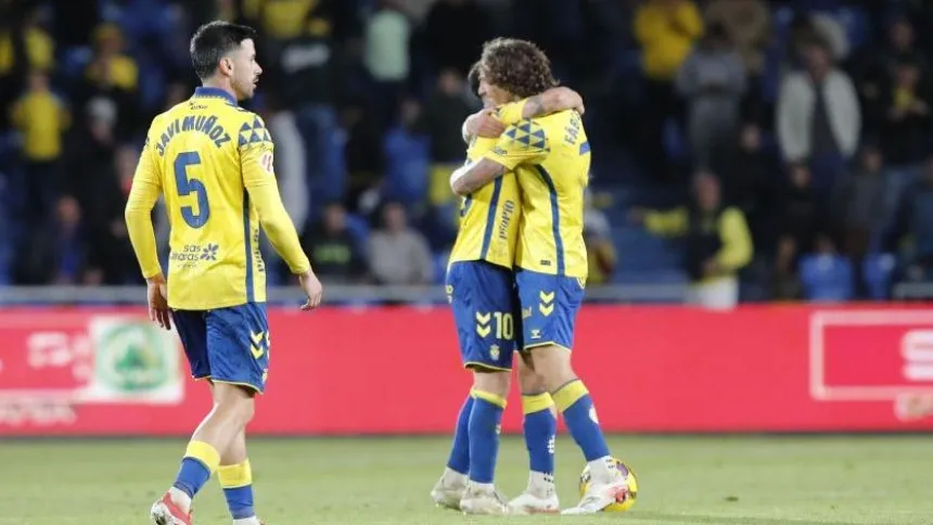 Los jugadores de Las Palmas celebran el empate a 2 de Moleiro