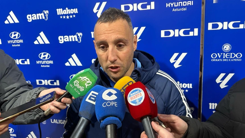 Santi Cazorla en zona mixta del Carlos Tartiere.