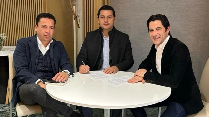 Guerrita Chico, Cristian Restrepo y Marc Serrano, firmando el acuerdo