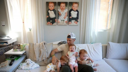 2B820M8 Charlie Whitmer se sienta con sus tres trillizos, desde la izquierda, Bobby, Arden y James Paul Whitmer, el jueves 23 de mayo de 2019, en su casa en Chicago. Charlie Whitmer es padre soltero de trillizos que cumpliran un ano justo antes del Dia del Padre. (Erin Hooley/Chicago Tribune/TNS)