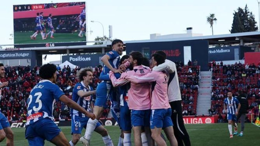 Los jugadores del Espanyol celebran el gol en propia de Muriqi