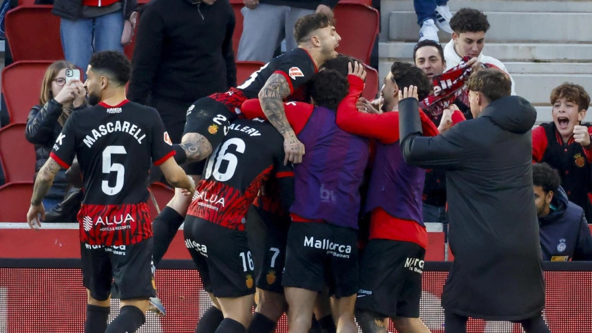 Los jugadores del Mallorca celebran el empate marcado por Asano.