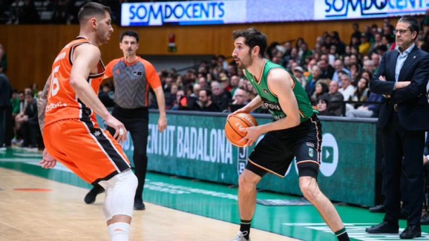 Guillem Vives, siete temporadas de taronja, ante la defensa de Jovic