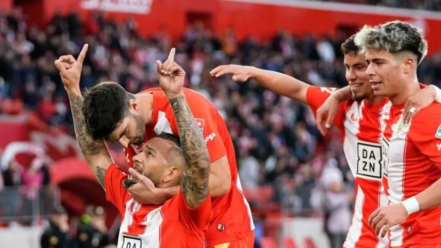 Luis Suárez celebra su gol en el Almería - Zaragoza