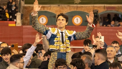 Andrés Roca Rey en su salida a hombros este sábado en Valencia