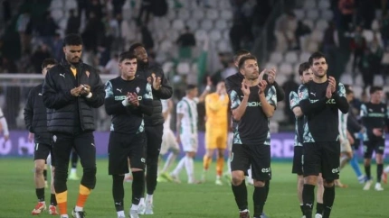 Los jugadores del Sporting celebran con su afición el empate contra el Córdoba