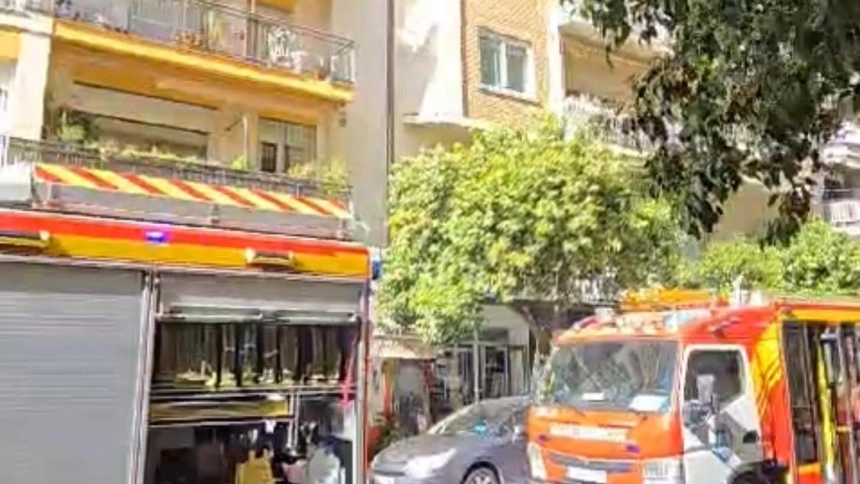 Dos heridos tras el incendio de una vivienda en la calle Canalejas