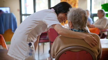 Una residencia de mayores con varios ancianos y una trabajadora