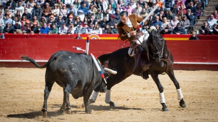 Diego Ventura durante su actuación este domingo en el festejo de rejones de Valencia