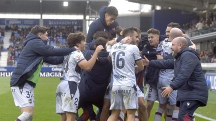 Los futbolistas del Levante celebran el triunfo en El Alcoraz