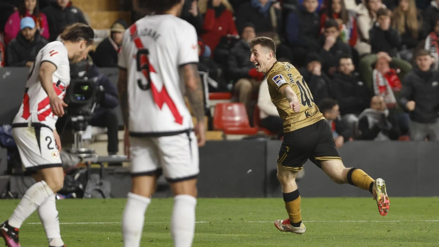 Mariezkurrena celebra el gol de la Real Sociedad al Rayo Vallecano