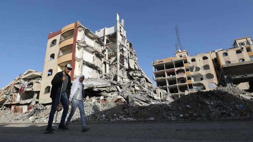 Una escena de devastación mientras los palestinos continúan su vida diaria con recursos limitados en medio de los escombros de los edificios destruidos por los ataques israelíes en el campo de refugiados de Nuseirat en el centro de la Franja de Gaza el 14 de marzo de 2025.