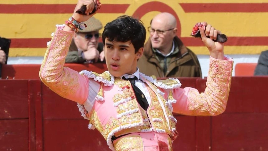 Tomás Bastos, con dos de las cuatro orejas que cortó en Olivenza