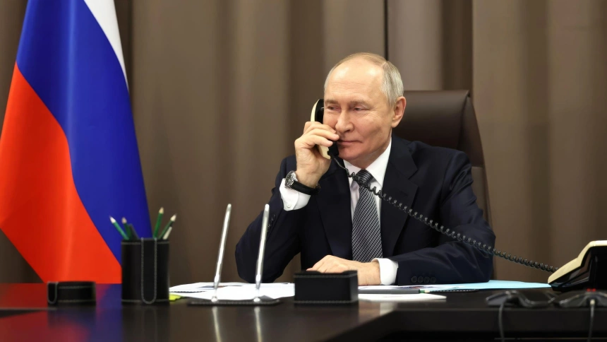 El presidente ruso, Vladimir Putin, habla por teléfono.