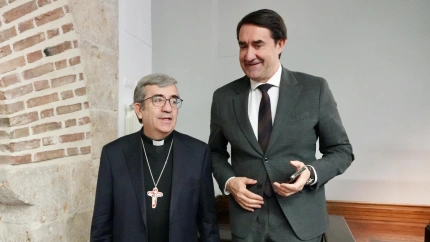 El consejero de Vivienda, Juan Carlos Suárez Quiñones, explica en qué consiste el programa Rehabilitare