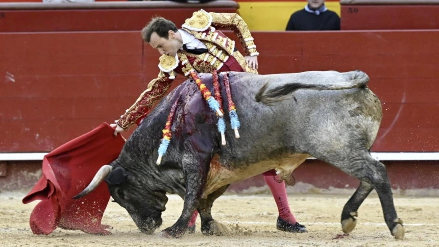 Román ante el cuarto toro de La Quinta este miércoles en Valencia
