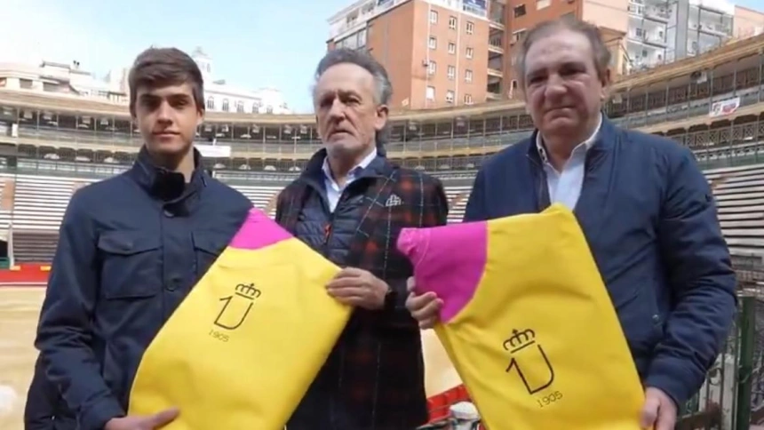 Entrega los de los capotes solidarios de la RUCTL en Valencia