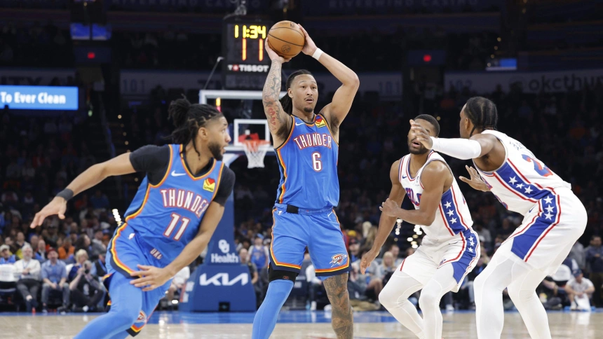 Jaylin Williams pasa el balón frente a Philadelphia