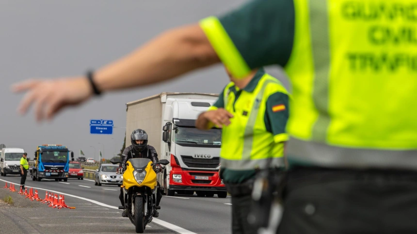Un guardia civil da el alto a un conductor de una motocicleta