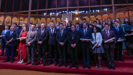 Foto de familia de los premiados por la Real Maestranza de Caballería de Sevilla