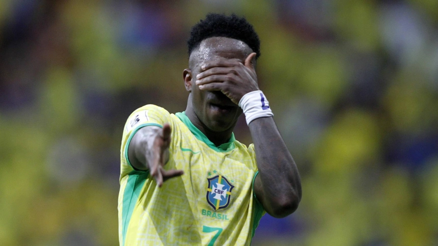 Vinicius celebra su gol a Colombia en el último minuto que dio la victoria a Brasil.