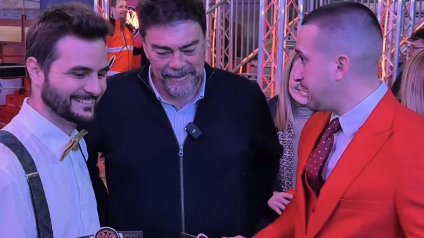 Luis Barcala, con el influencer Cristian Ventura, prueban una de las pizzas candidatas.