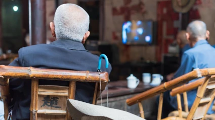 Un jubilado viendo la televisión