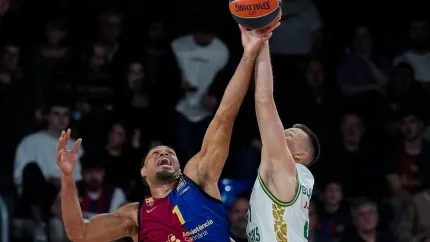Justin Anderson pelea un balón durante el partido