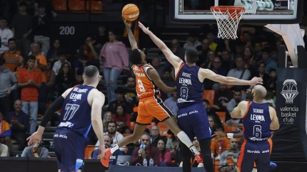 Montero esquiva el tapón de un jugador del Leyma Coruña