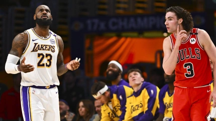 LeBron James regresó tras lesión en la noche más especial para Josh Giddey.