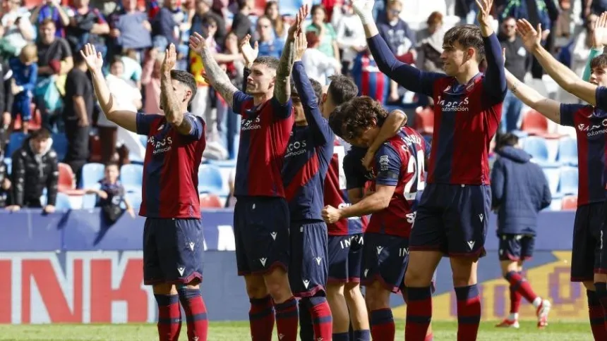 Los jugadores del Levante celebran la victoria de su equipo
