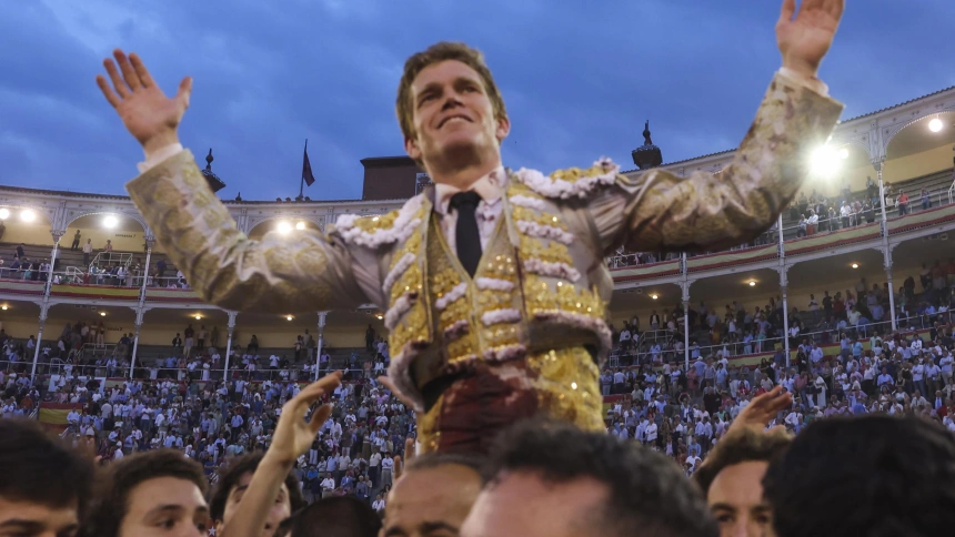 Borja Jiménez, en su salida a hombros de la plaza de toros de Las Ventas el pasado año