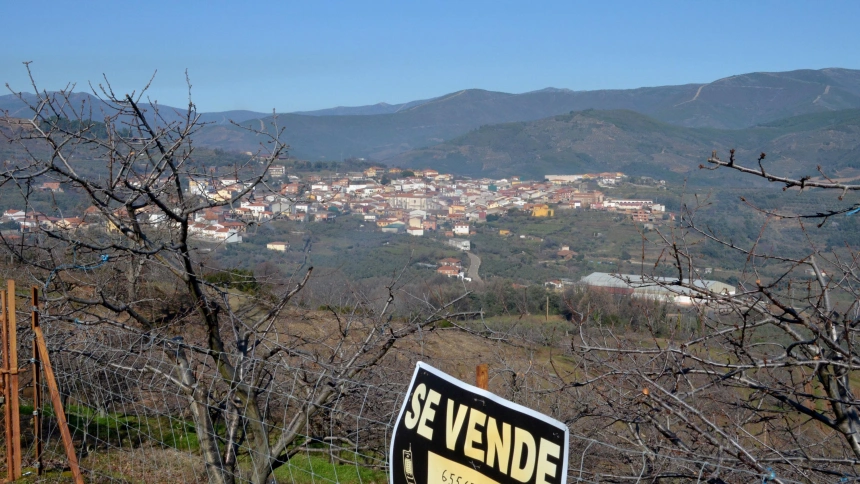 GRAF6554. CAMINOMORISCO (CÁCERES), 13/02/2019.- El mundo rural extremeño, ejemplificado en la comarca cacereña de Las Hurdes, ha reivindicado hoy la creación de normas específicas para "su realidad" y ha criticado que la "excesiva" normativa proteccionista y las prohibiciones no dejan a los pueblos desarrollarse "como deberían". Así lo ha puesto hoy de manifiesto el alcalde de Caminomorisco (Cáceres) y presidente del grupo de acción local ADIC-Hurdes, Gervasio Martín, en la apertura del Foro Reto Demográfico de Extremadura, que se ha desarrollado en la citada localidad. En la imagen una vista panorámica de un pueblo de la comarca de Las Hurdes. EFE/EDUARDO PALOMO