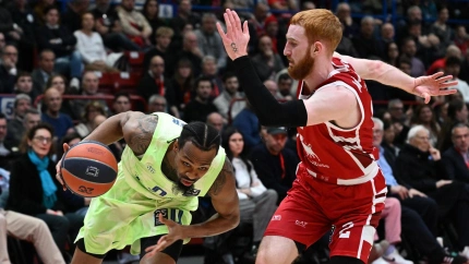 Milan (Italy), 27/03/2025.- FC Barcelonas Kevin Punter (L) in action against EA7 Emporio Armani Milans Niccolo Mannion during the Euroleague Basketball match between EA7 Emporio Armani Milan and FC Barcelona in Milan, Italy, 27 March 2025. (Baloncesto, Euroliga, Italia) EFE/EPA/DANIEL DAL ZENNARO