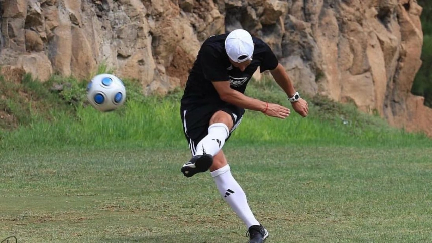 Airam Cabrera, exfutbolista, practicando footgolf
